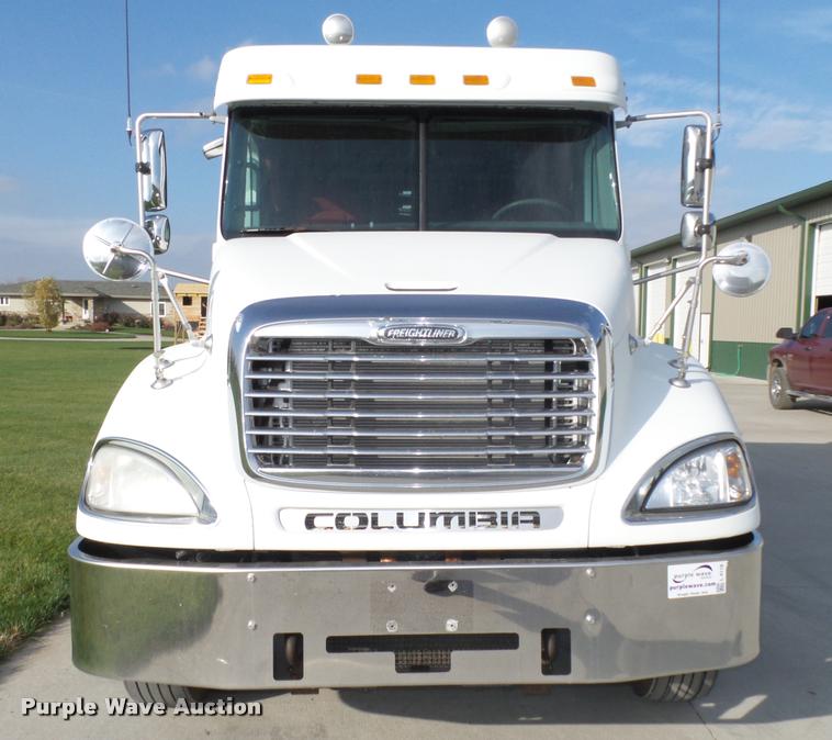 image for item L4118 2005 Freightliner Columbia semi truck