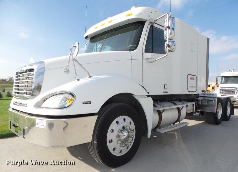 image for item L4118 2005 Freightliner Columbia semi truck