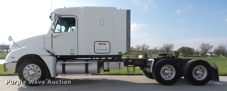 image for item L4118 2005 Freightliner Columbia semi truck