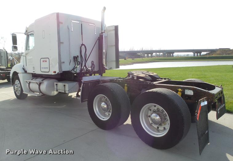 image for item L4118 2005 Freightliner Columbia semi truck
