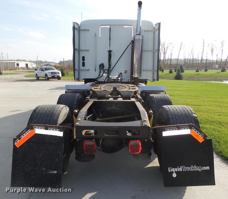 image for item L4118 2005 Freightliner Columbia semi truck