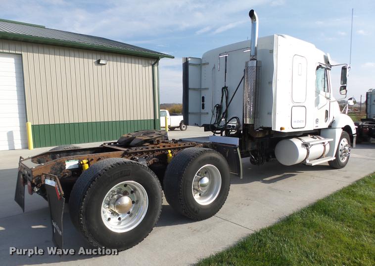 image for item L4118 2005 Freightliner Columbia semi truck