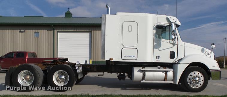 image for item L4118 2005 Freightliner Columbia semi truck