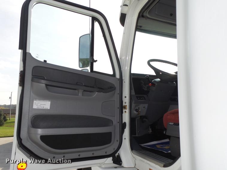 image for item L4118 2005 Freightliner Columbia semi truck