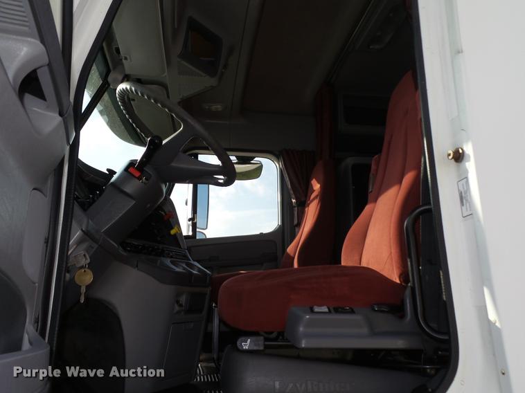 image for item L4118 2005 Freightliner Columbia semi truck