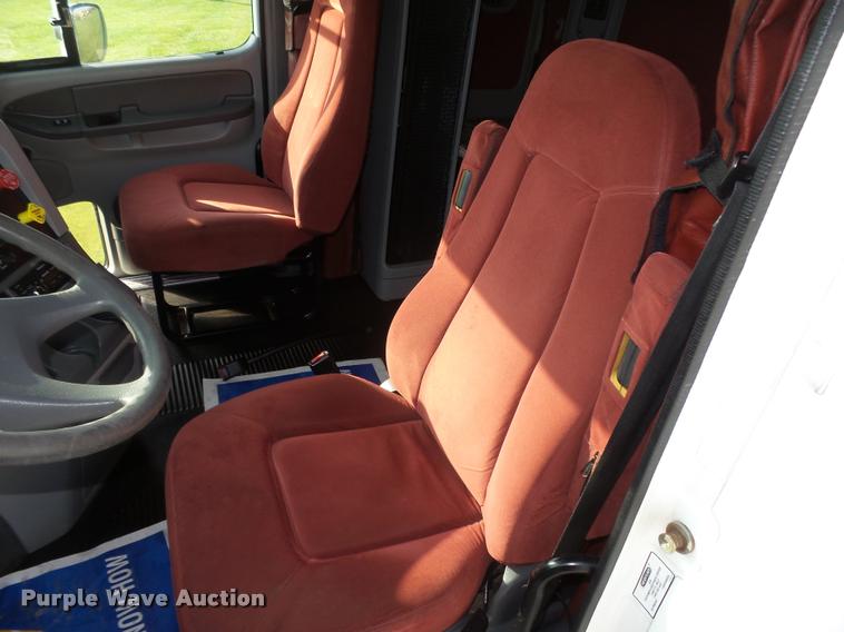 image for item L4118 2005 Freightliner Columbia semi truck