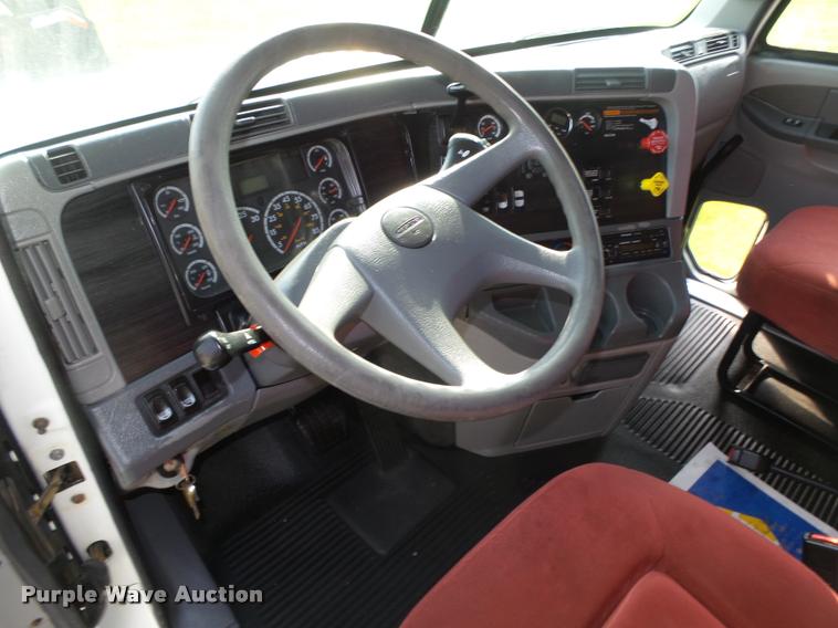 image for item L4118 2005 Freightliner Columbia semi truck