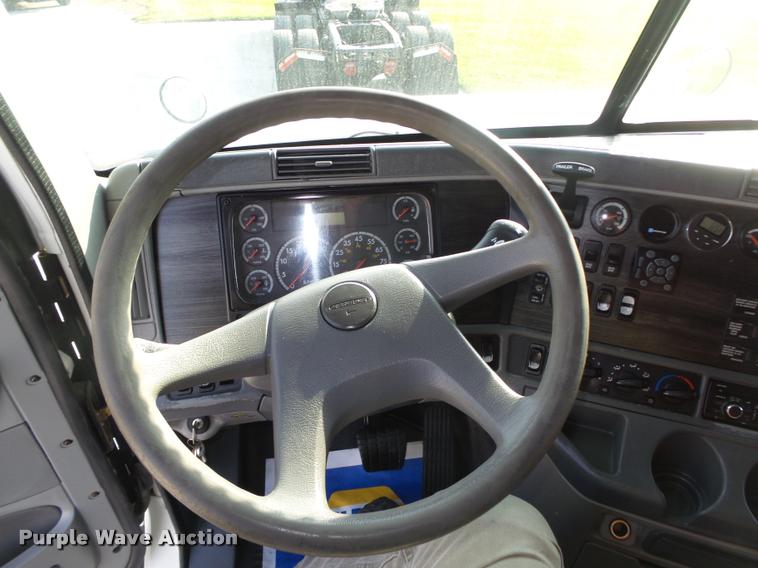 image for item L4118 2005 Freightliner Columbia semi truck