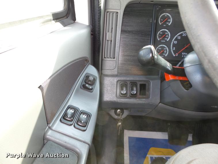 image for item L4118 2005 Freightliner Columbia semi truck