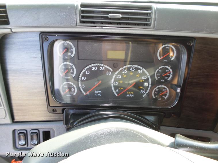 image for item L4118 2005 Freightliner Columbia semi truck