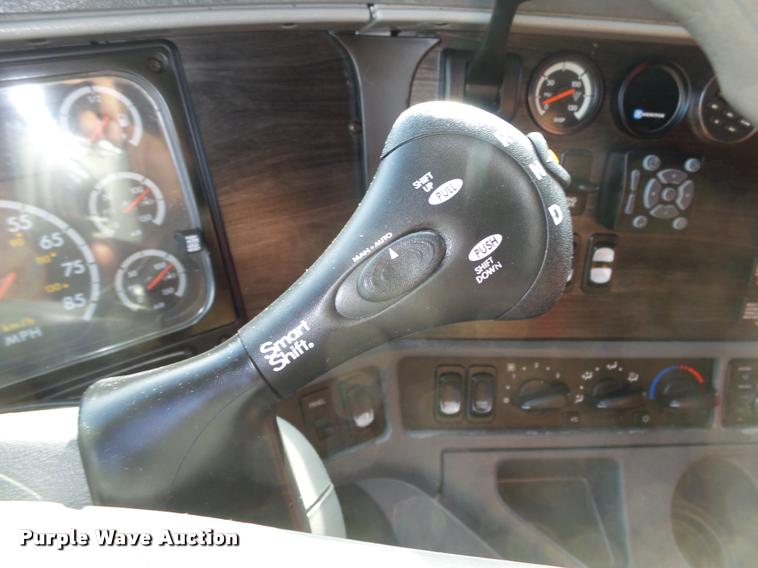 image for item L4118 2005 Freightliner Columbia semi truck