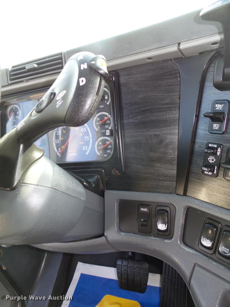 image for item L4118 2005 Freightliner Columbia semi truck