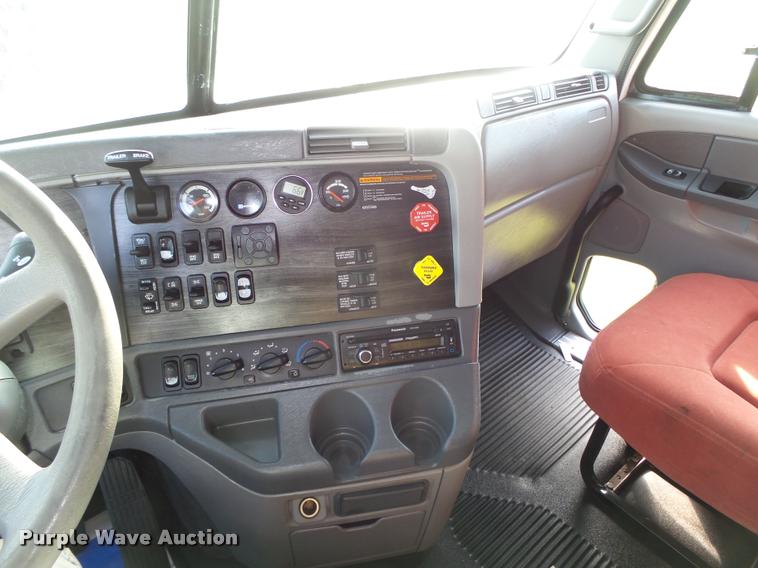 image for item L4118 2005 Freightliner Columbia semi truck