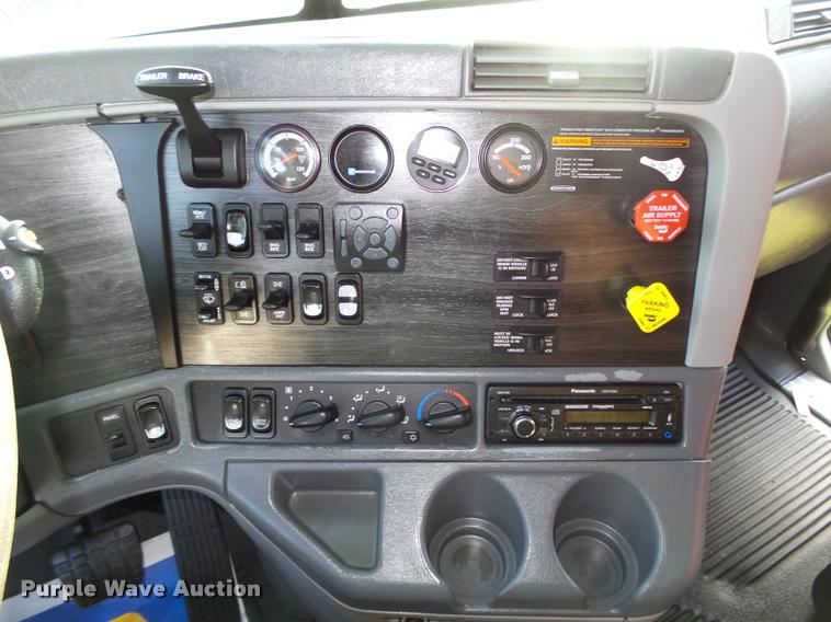 image for item L4118 2005 Freightliner Columbia semi truck