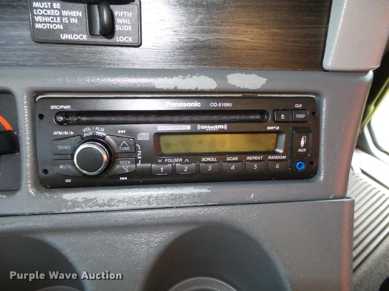 image for item L4118 2005 Freightliner Columbia semi truck