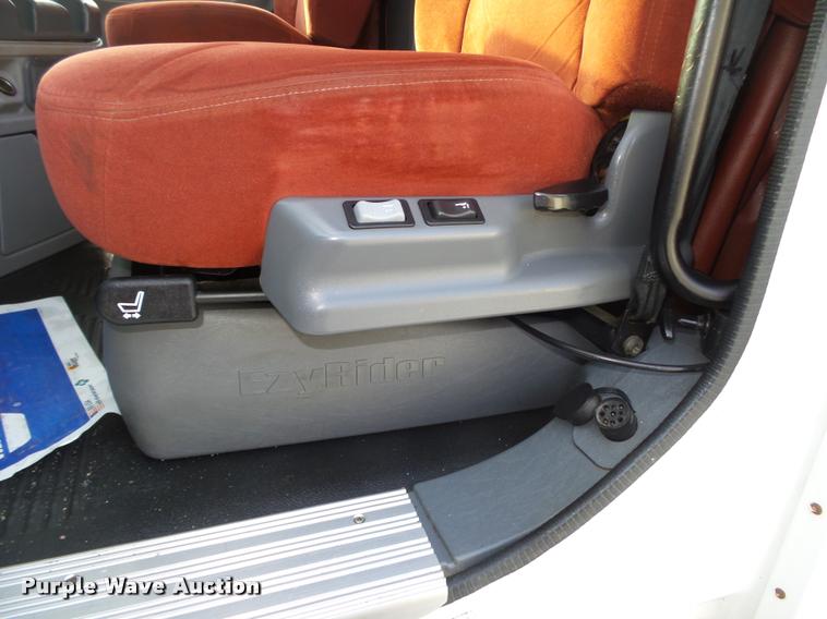 image for item L4118 2005 Freightliner Columbia semi truck