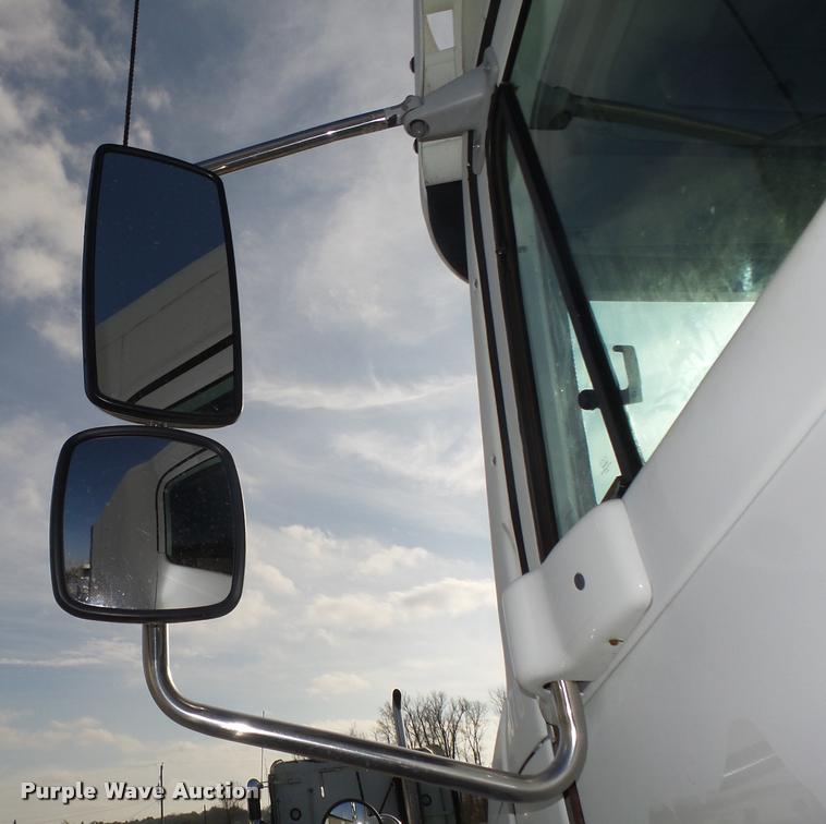 image for item L4118 2005 Freightliner Columbia semi truck