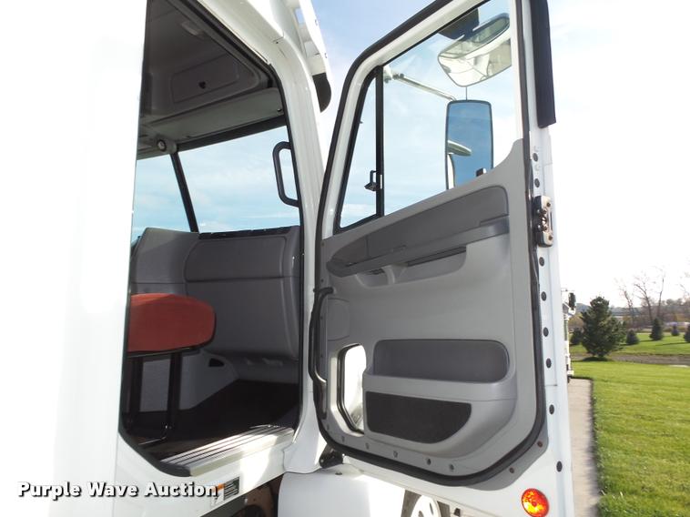 image for item L4118 2005 Freightliner Columbia semi truck