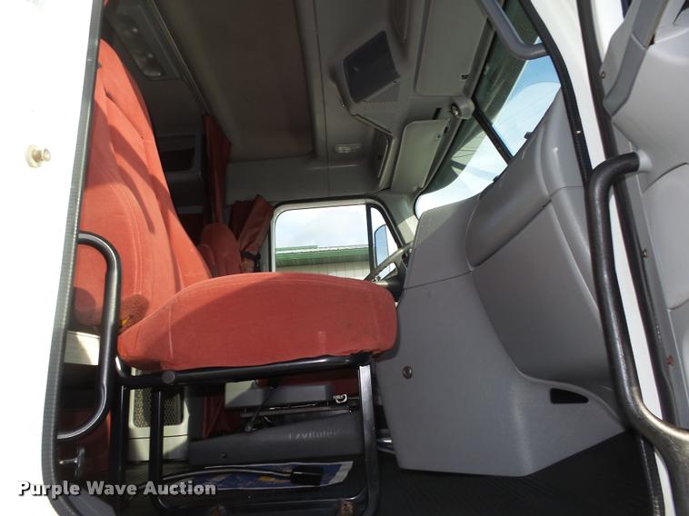 image for item L4118 2005 Freightliner Columbia semi truck