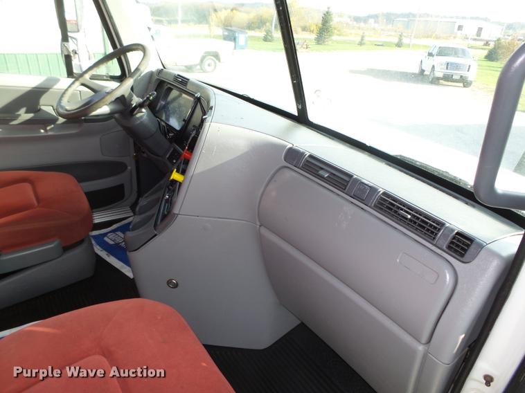 image for item L4118 2005 Freightliner Columbia semi truck