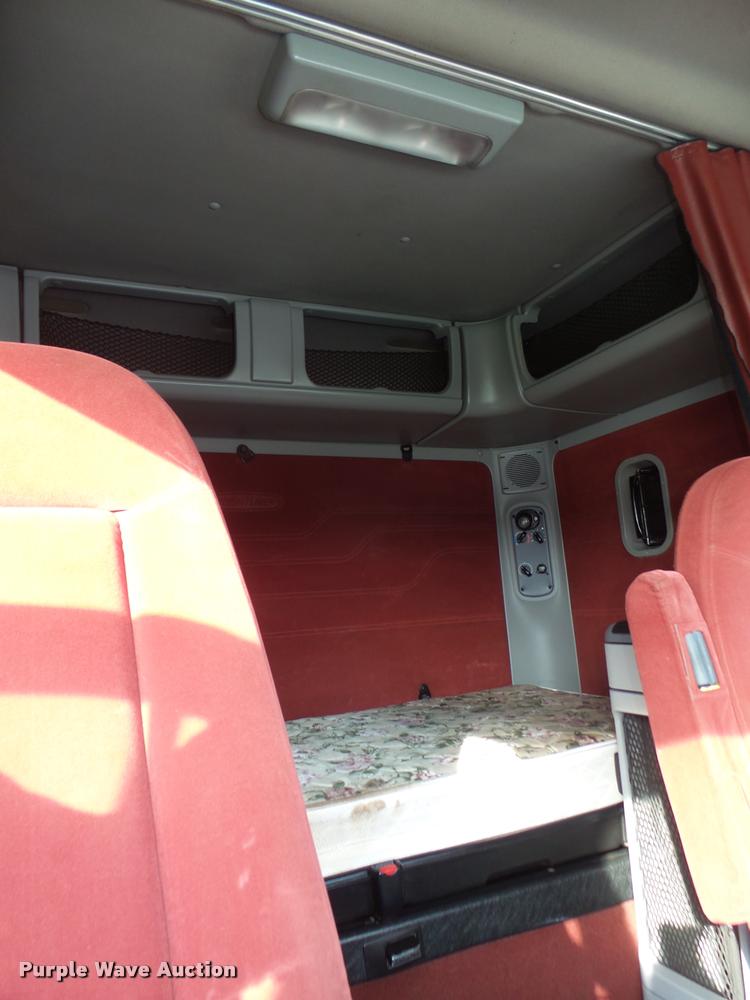 image for item L4118 2005 Freightliner Columbia semi truck