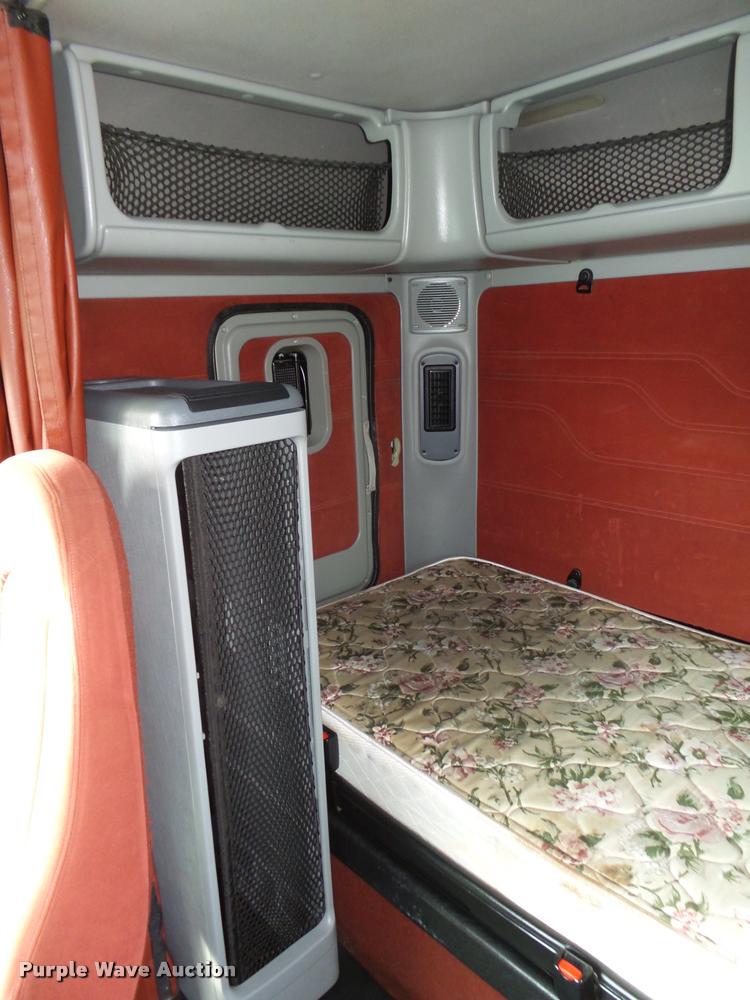 image for item L4118 2005 Freightliner Columbia semi truck