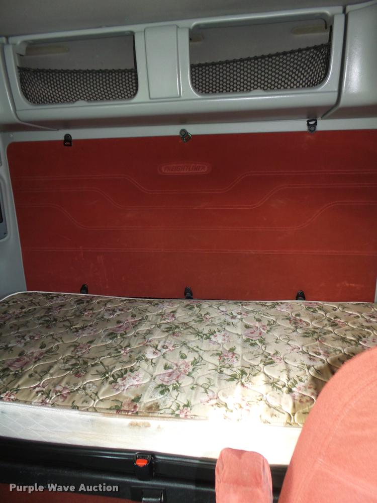 image for item L4118 2005 Freightliner Columbia semi truck