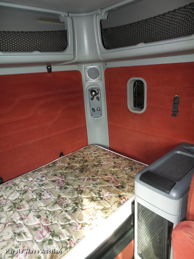 image for item L4118 2005 Freightliner Columbia semi truck