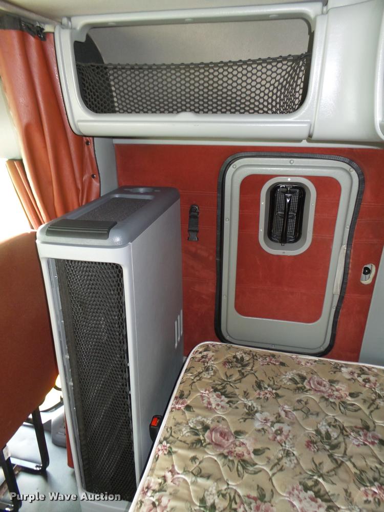 image for item L4118 2005 Freightliner Columbia semi truck