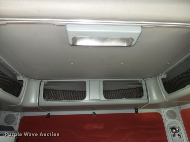 image for item L4118 2005 Freightliner Columbia semi truck