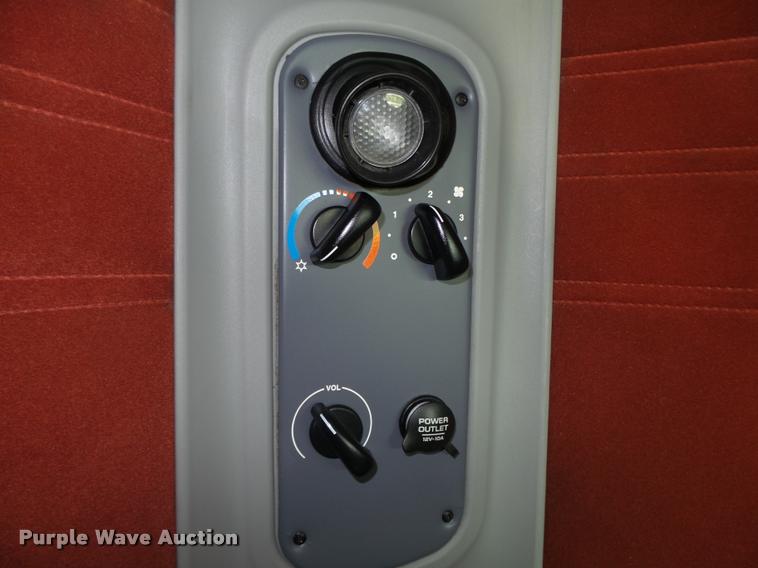 image for item L4118 2005 Freightliner Columbia semi truck