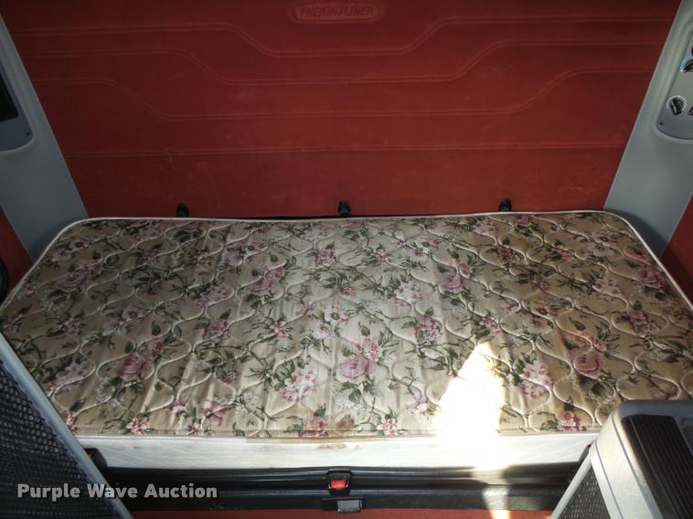 image for item L4118 2005 Freightliner Columbia semi truck