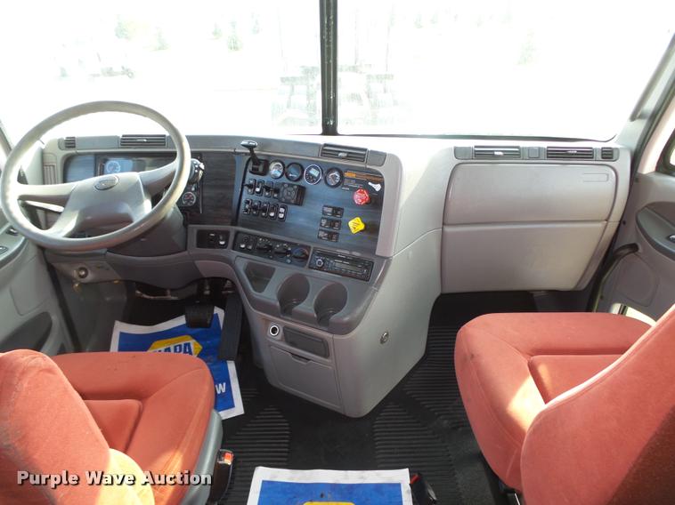 image for item L4118 2005 Freightliner Columbia semi truck