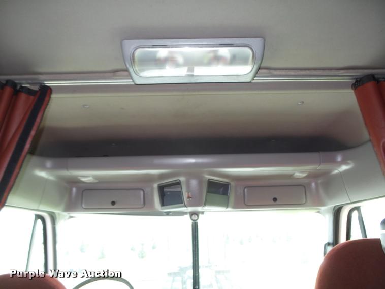 image for item L4118 2005 Freightliner Columbia semi truck