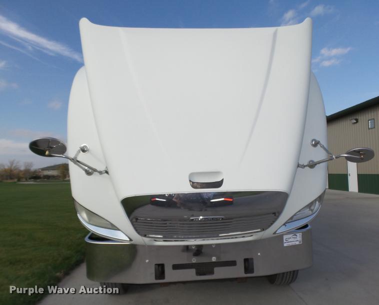 image for item L4118 2005 Freightliner Columbia semi truck