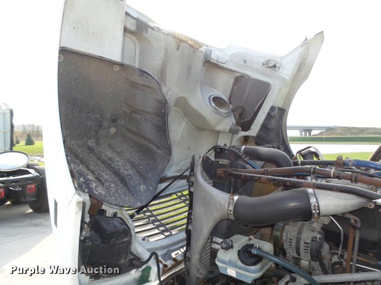 image for item L4118 2005 Freightliner Columbia semi truck