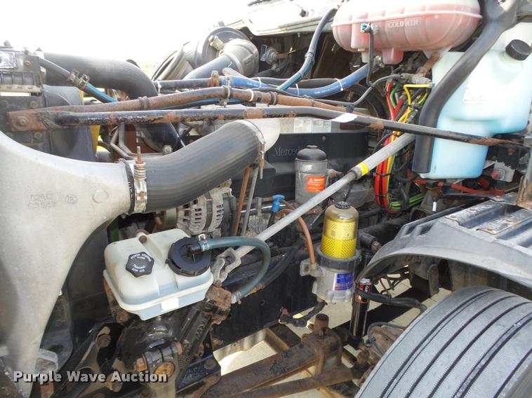 image for item L4118 2005 Freightliner Columbia semi truck