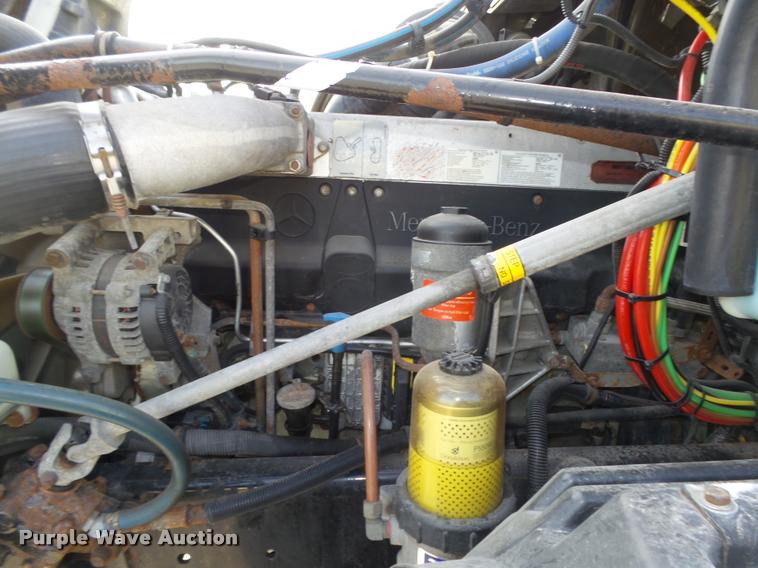 image for item L4118 2005 Freightliner Columbia semi truck