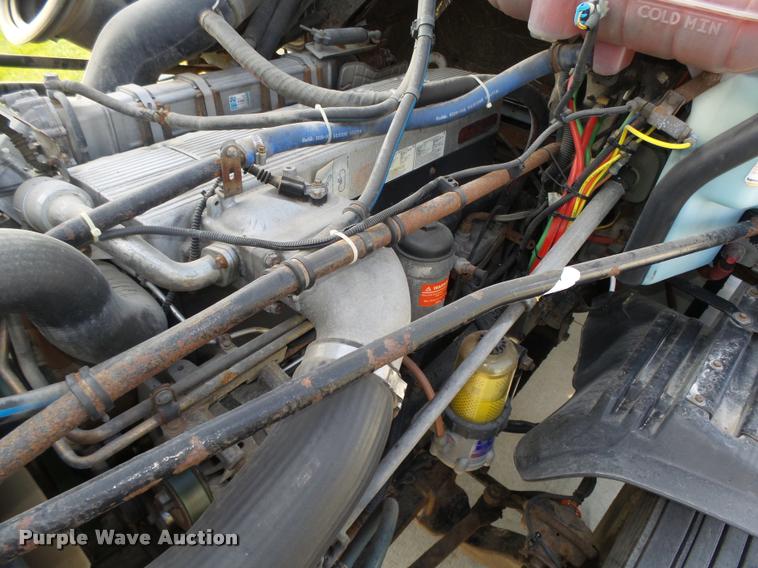 image for item L4118 2005 Freightliner Columbia semi truck