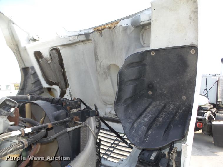 image for item L4118 2005 Freightliner Columbia semi truck