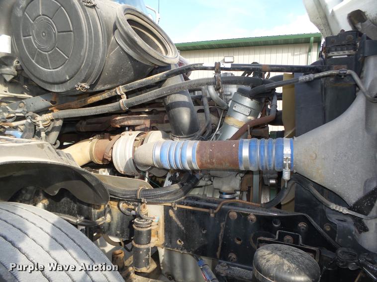 image for item L4118 2005 Freightliner Columbia semi truck