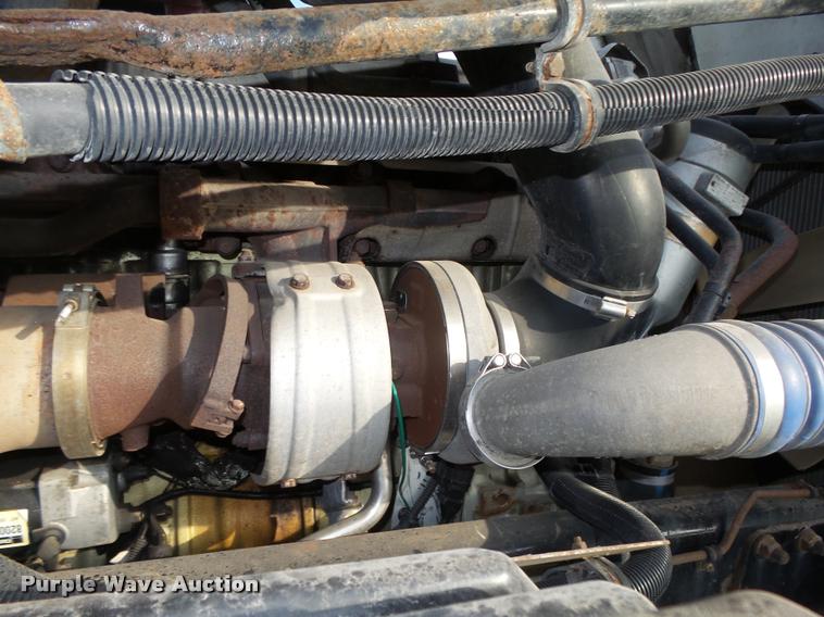 image for item L4118 2005 Freightliner Columbia semi truck