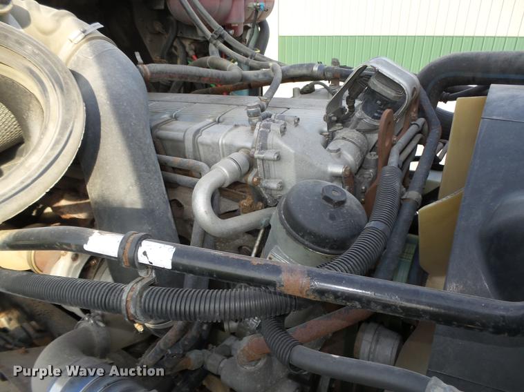 image for item L4118 2005 Freightliner Columbia semi truck