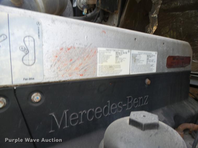 image for item L4118 2005 Freightliner Columbia semi truck