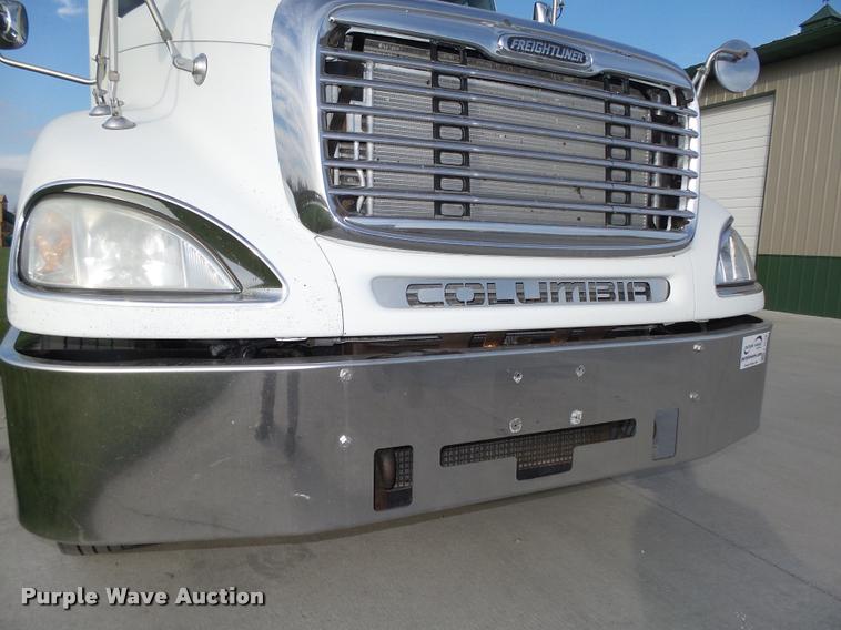 image for item L4118 2005 Freightliner Columbia semi truck