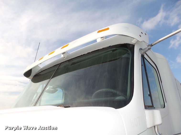 image for item L4118 2005 Freightliner Columbia semi truck