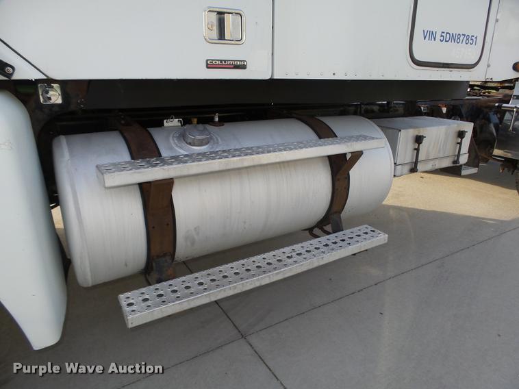 image for item L4118 2005 Freightliner Columbia semi truck