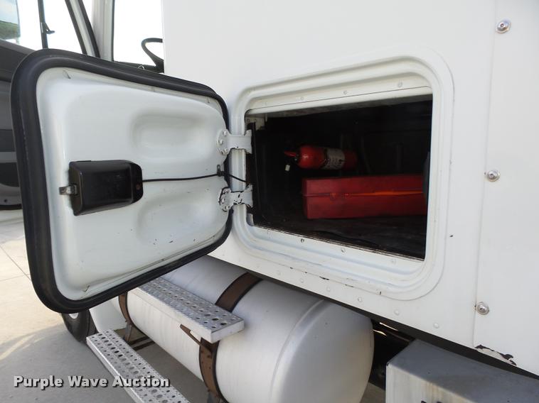 image for item L4118 2005 Freightliner Columbia semi truck