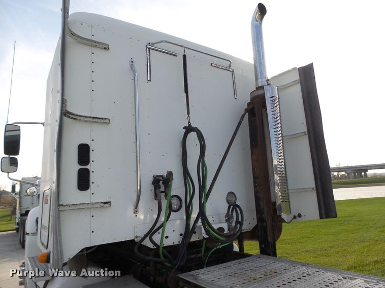 image for item L4118 2005 Freightliner Columbia semi truck