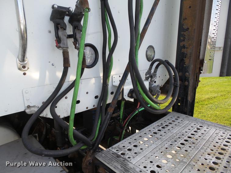 image for item L4118 2005 Freightliner Columbia semi truck